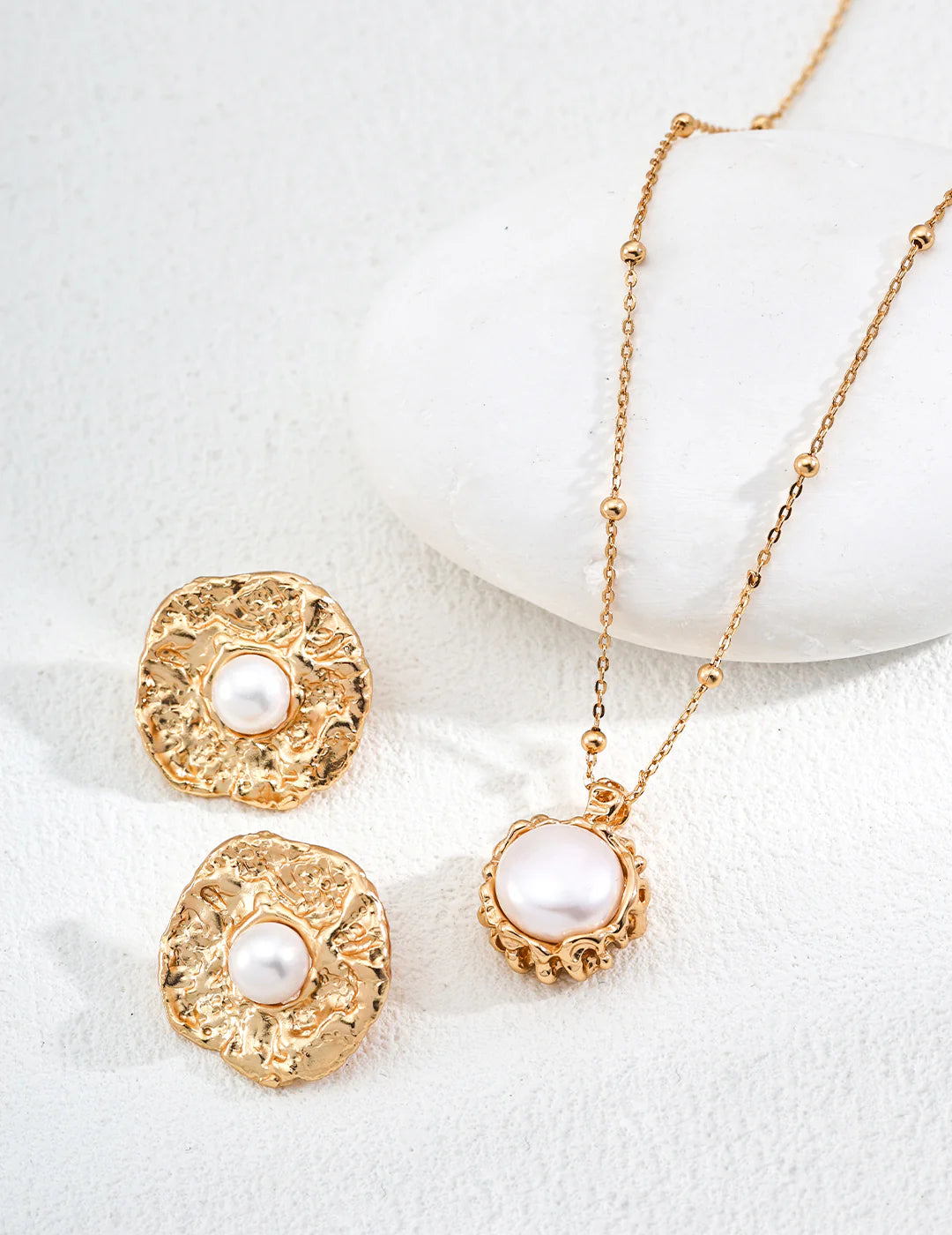 Minimalist Natural Pearl Pendant Necklace